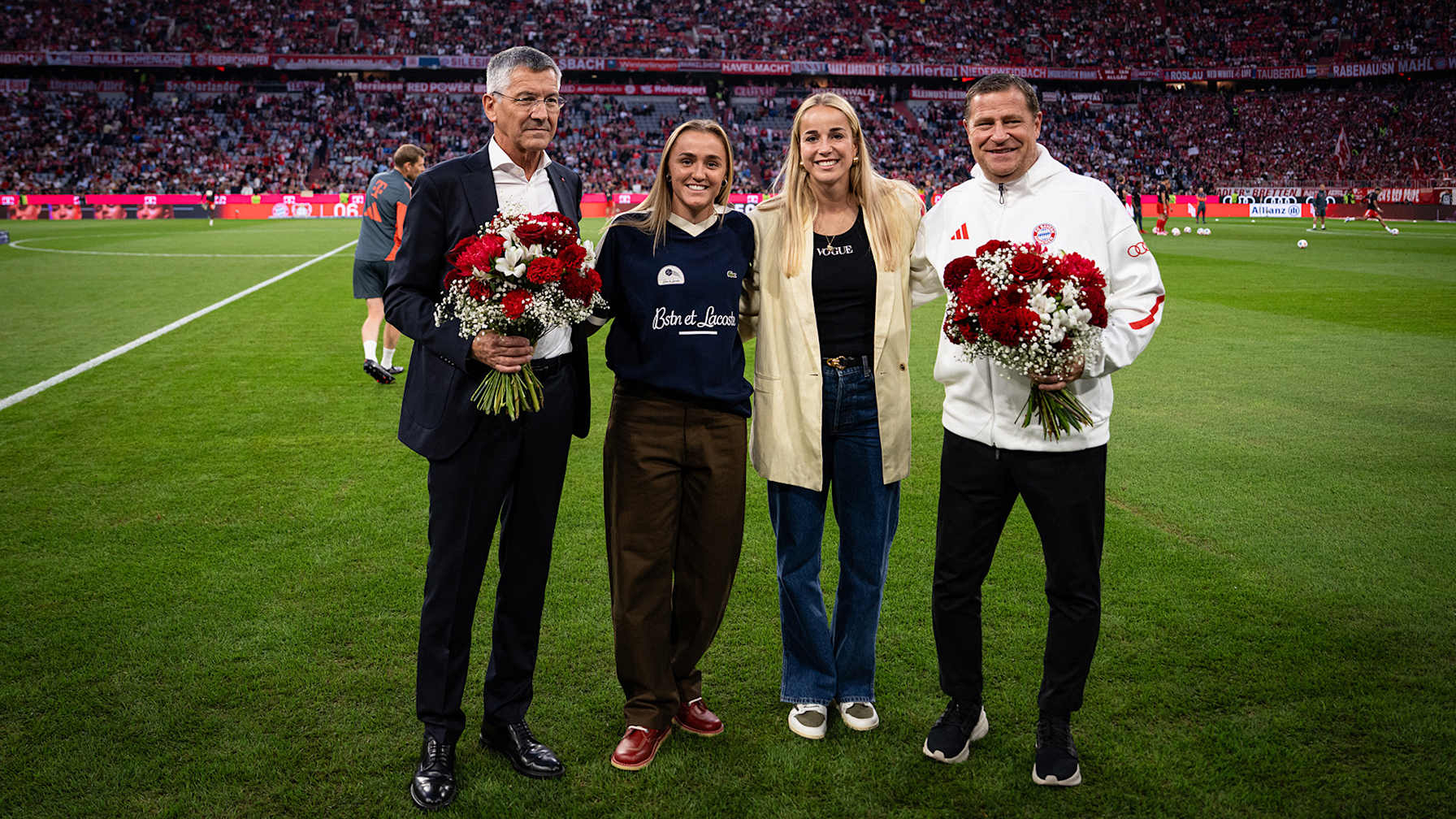 Georgia Stanway und Giulia Gwinn wurden vor dem Spiel gegen Leipzig geehrt.