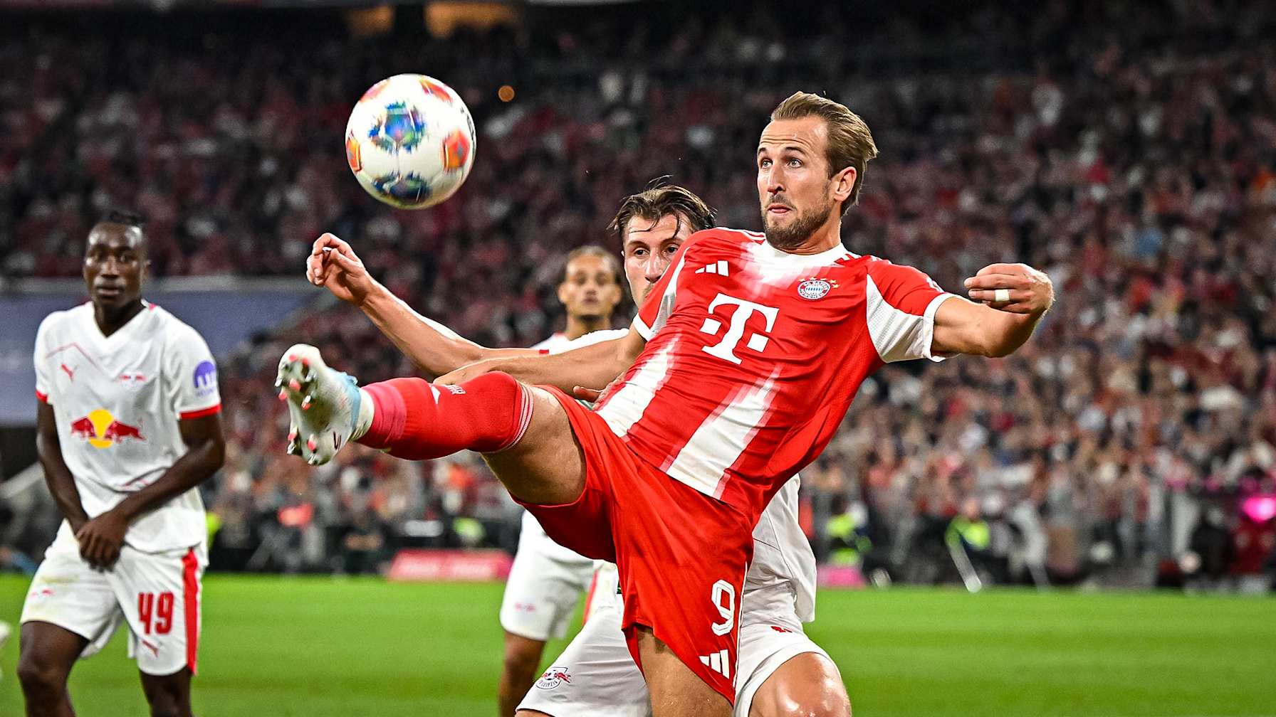 Harry Kane saugt den Ball runter während des Bundesligaauftakts zwischen dem FC Bayern und RB Leipzig