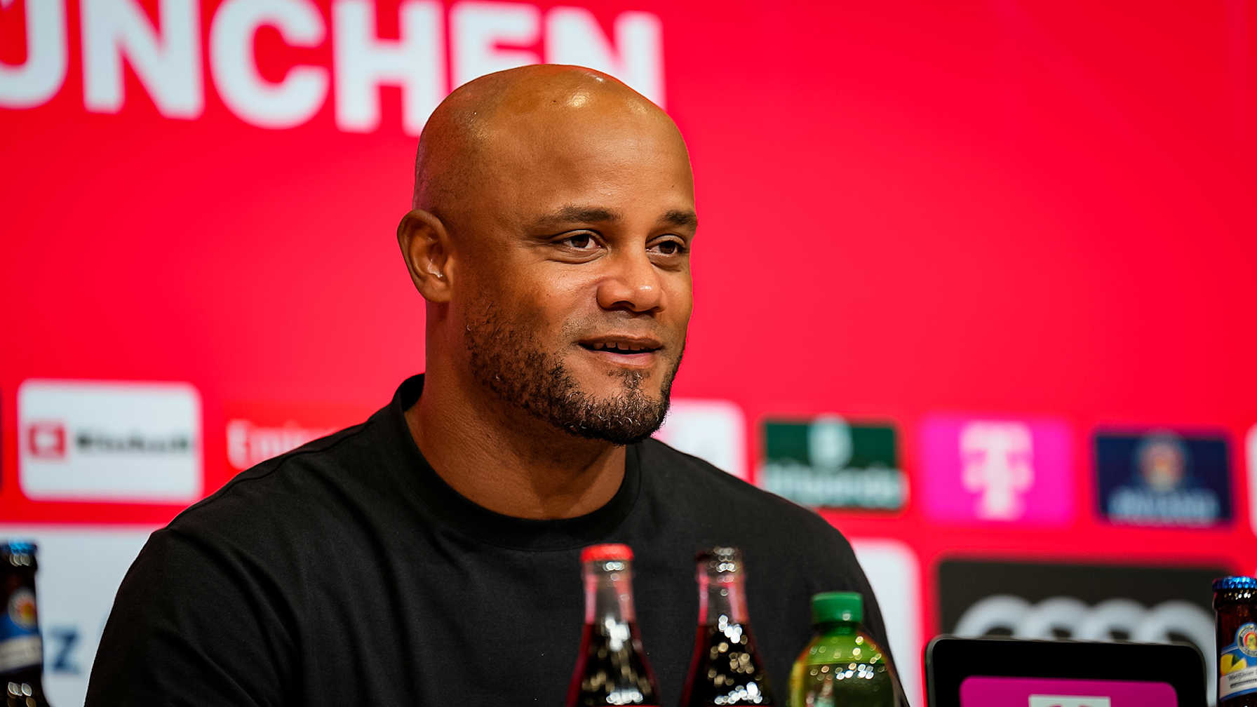 Vincent Kompany auf der Pressekonferenz nach dem Bundesliga-Spiel des FC Bayern gegen RB Leipzig