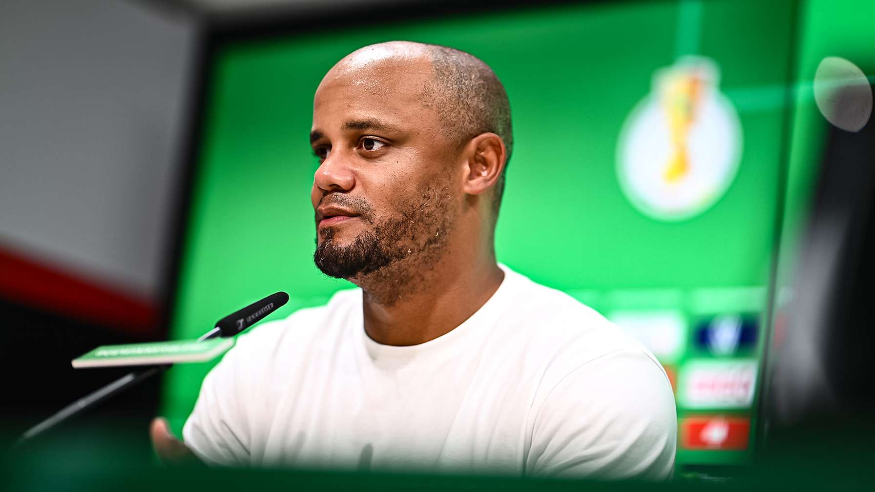 Vincent Kompany auf der Pressekonferenz nach dem Sieg des FC Bayern in der ersten Runde des DFB-Pokals beim SV Wehen Wiesbaden