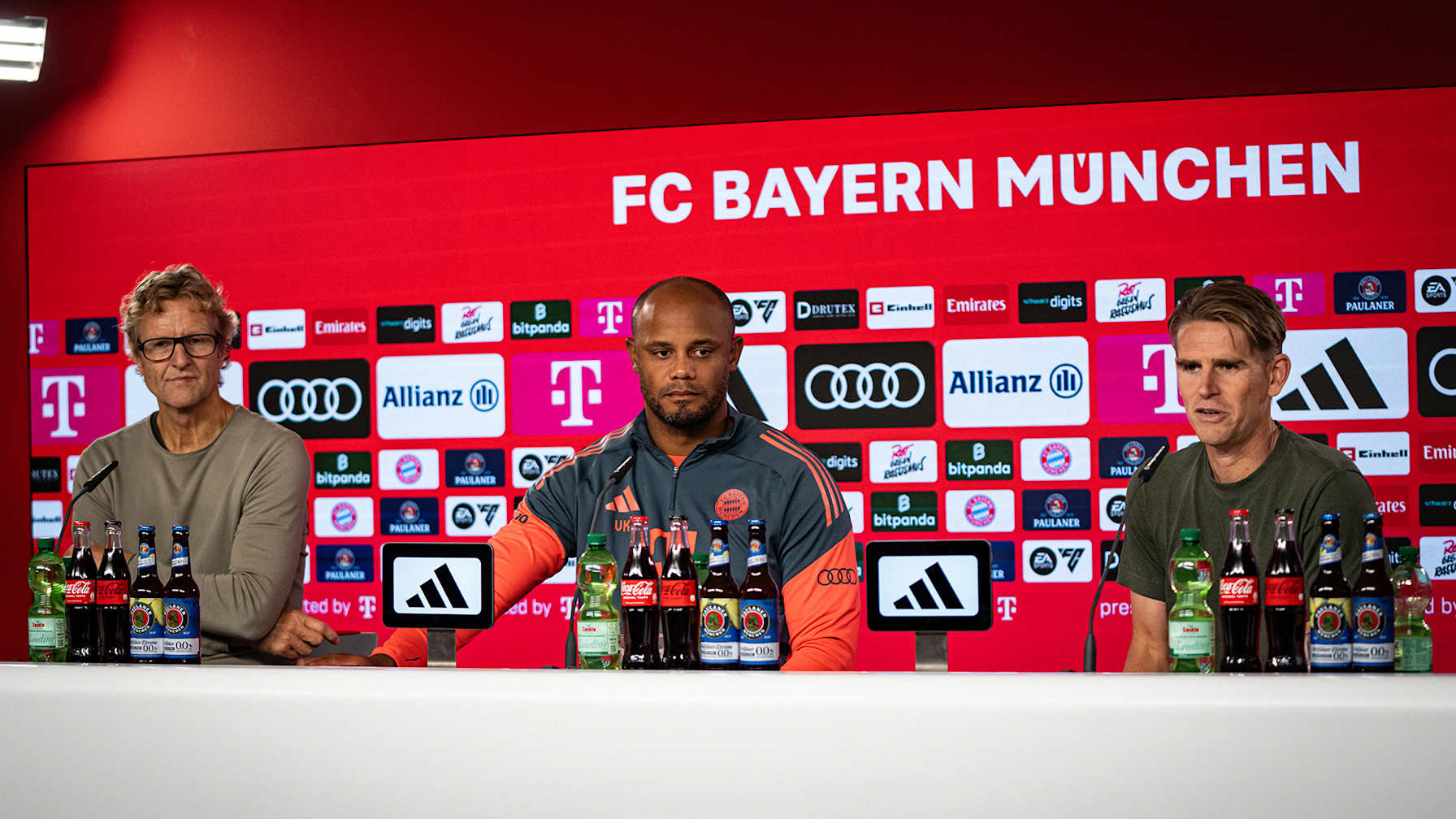Dieter Nickles, Vincent Kompany und Christoph Freund im Pressetalk vor dem Gastspiel des FC Bayern in Augsburg