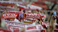 FCB-Fans halten ihre Schals in die Höhe.