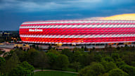 Die Allianz Arena erstrahlt in den Tagen vor dem Heimspiel gegen den VfB Stuttgart in den Farben des neuen Heim-Trikots.
