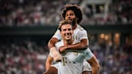 Leon Goretzka celebra con Serge Gnabry