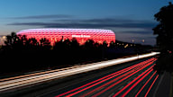 Autobahnzufahrt zur Allianz Arena bei Nacht