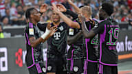 Mathys Tel jubelt mit Leroy Sané und weiteren Teamkollegen des FC Bayern