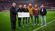 Entrega del cheque por la donación del partido de ensueño del FC Bayern