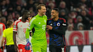 Manuel Neuer lacht gemeinsam mit Kopenhagen-Spieler nach dem Champions League-Duell