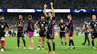 Thomas Müller vor der Fankurve des FC Bayern nach dem Champions League-Spiel bei Real Madrid