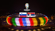 Slowenische und serbische Flagge über der Allianz Arena in Sonderbeleuchtung zur UEFA EURO 2024