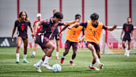 Serge Gnabry im Zweikampf um den Ball mit Adam Aznou im Training des FC Bayern