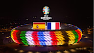 Spanische und französische Flagge über der Allianz Arena in Sonderbeleuchtung zur UEFA EURO 2024