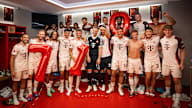 The FC Bayern squad celebrates Thomas Müller and his new record in the dressing room