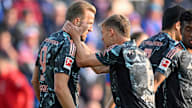Joshua Kimmich und Harry Kane jubeln nach dem Sieg des FC Bayern gegen Holstein Kiel