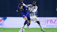 Martin Baturina e Ismael Diallo en un mano a mano en el partido entre el GNK Dinamo Zagreb y el HNK Hajduk Split.
