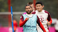 Serge Gnabry calienta en el entrenamiento del FC Bayern