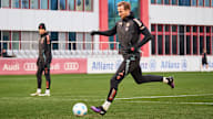 Harry Kane beim Torabschluss im FC Bayern-Training