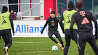Aleksandar Pavlovic dribbles with the ball in FC Bayern training