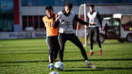 Minjae Kim und Leon Goretzka im Zweikampf um den Ball im Training des FC Bayern
