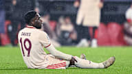 Alphonso Davies sitzt nach seiner Verletzung enttäuscht auf dem Rasen von Rotterdam.
