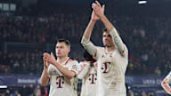 Joshua Kimmich, links, mit Thomas Müller nach der Partie in Rotterdam