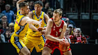 Niels Giffey (rechts) will mit dem FC Bayern Basketball den nächsten EuroLeague-Auswärtssieg in Berlin holen.