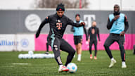 Serge Gnabry am Ball im FC Bayern-Training vor Kiel-Heimspiel.