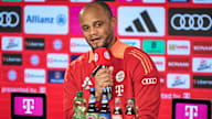 Vincent Kompany mit Mikrofon in der Hand im Pressetalk des FC Bayern vor Bremen-Spiel.