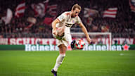 Harry Kane am Ball im Champions League-Spiel des FC Bayern in der Allianz Arena.