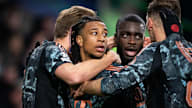Michael Olise wird von seinem Teamkollegen umarmt nach seinem 1:0 im Champions League-Spiel des FC Bayern bei Celtic Glasgow