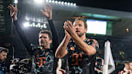 Harry Kane und Thomas Müller jubeln nach dem Sieg bei Celtic mit den Fans