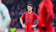 Josip Stanisic con la camiseta roja local en el Allianz Arena