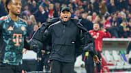 Vincent Kompany bejubelt ein Tor des FC Bayern gegen Stuttgart