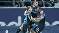 Un jugador del Bayer 04 Leverkusen celebra un gol en el partido de la Bundesliga contra el Eintracht Frankfurt.