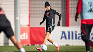 Leroy Sané dribbelt im Training des FC Bayern