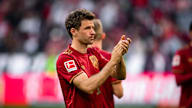 Thomas Müller klatscht nach dem Spiel gegen Bochum in Richtung der Fans