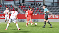 Louis Richter von der FCB-U19 am Ball.