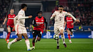 Jamal Musiala con el balón, jugada del partido entre el Bayer 04 Leverkusen y el FC Bayern en la Champions League.