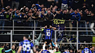 Lautaro Martínez lo celebra ante la hinchada del Inter