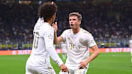 Szene der Partie FC Inter - FC Bayern in der Champions League: Sané jubelt mit Müller