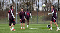 FCB-U19-Spieler Louis Richter jongliert den Ball am FC Bayern Campus.