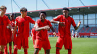 Frank Egwuatu und Allen Junior Lambe aus der FC Bayern U17 jubeln über den Führungstreffer.