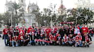 Eine Gruppe von Bayern-Fans versammelt sich für ein Gruppenfoto