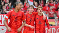 Jonathan Asp Jensen und Max Scholze Arm in Arm.
