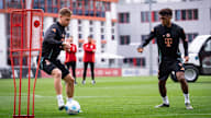 Joshua Kimmich con el balón en el entrenamiento del FC Bayern