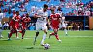 Thomas Müller mit Ball am Fuß im Spiel des FC Bayern gegen Benfica Lissabon bei der Klub-WM.