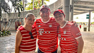 Mutter, Vater und Sohn stehen zusammen Arm in Arm