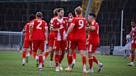 Benno Schmitz und seine Teamkollegen bejubeln ein Tor im Spiel der FC Bayern Amateure beim FC Augsburg II