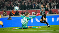 Michael Olise marca en el partido de la Bundesliga ante el VfB Stuttgart contra Alexander Nübel.