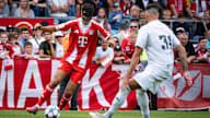 Aleksander Pavlovic am Ball beim Traumspiel des FC Bayern bei den Red Eagles Austria